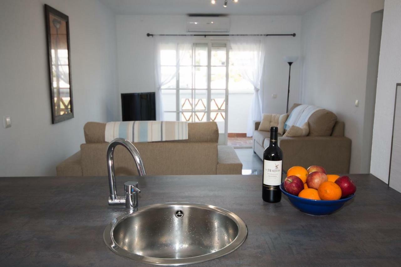 Puerto De La Duquesa Beach Apartment Castillo de Sabinillas ภายนอก รูปภาพ