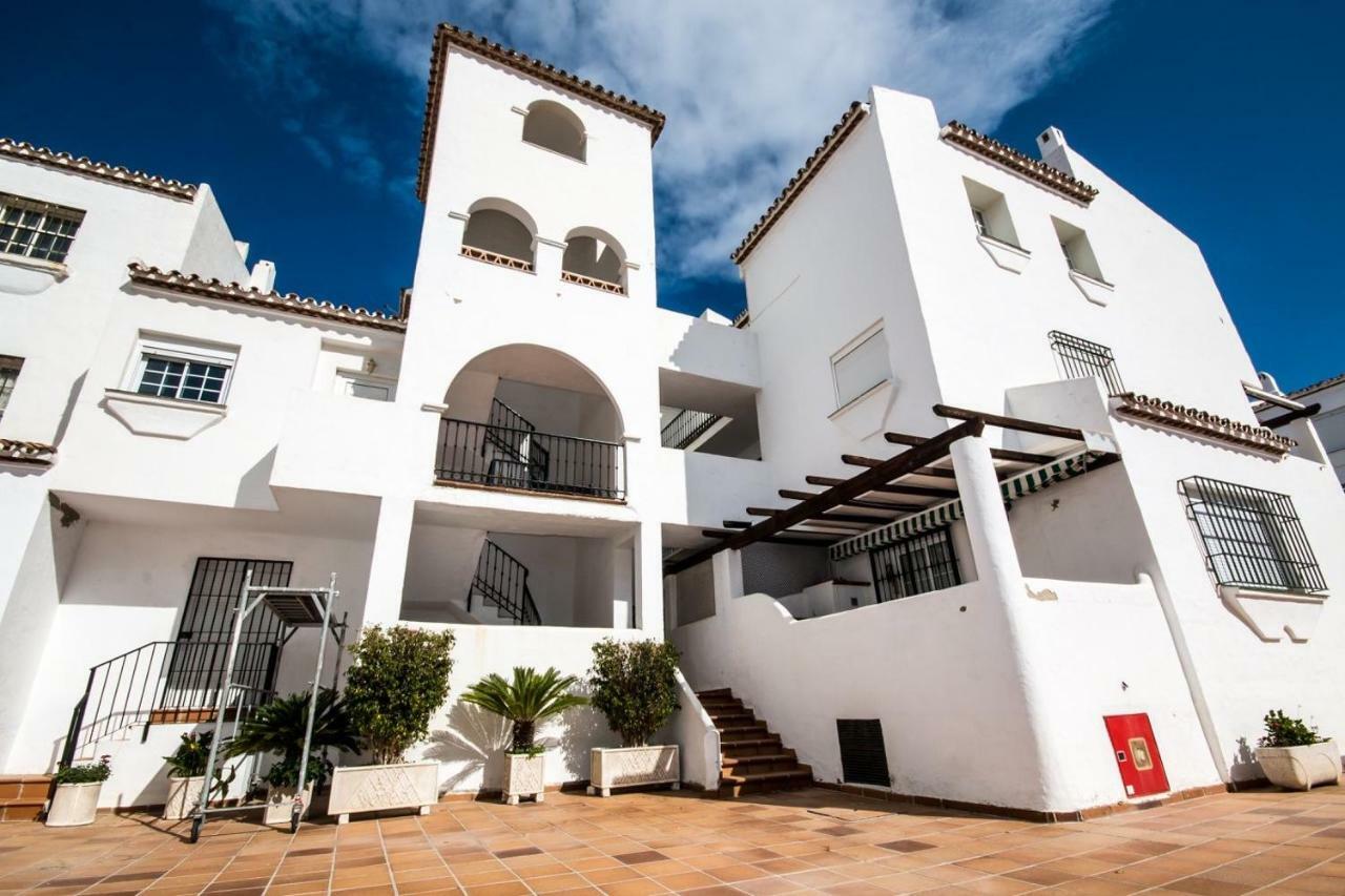 Puerto De La Duquesa Beach Apartment Castillo de Sabinillas ภายนอก รูปภาพ