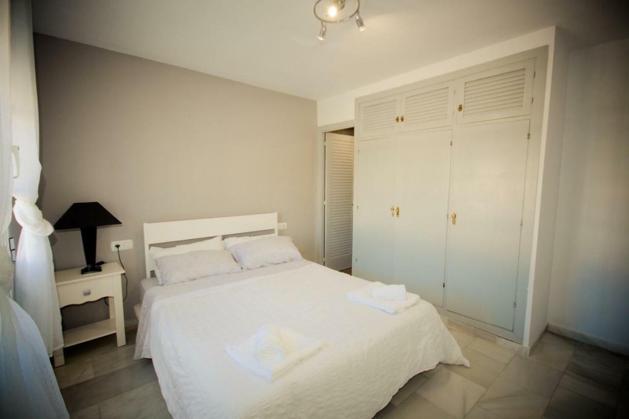 Puerto De La Duquesa Beach Apartment Castillo de Sabinillas ภายนอก รูปภาพ