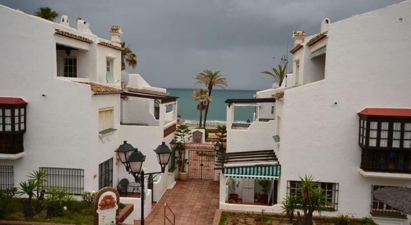 Puerto De La Duquesa Beach Apartment Castillo de Sabinillas ภายนอก รูปภาพ