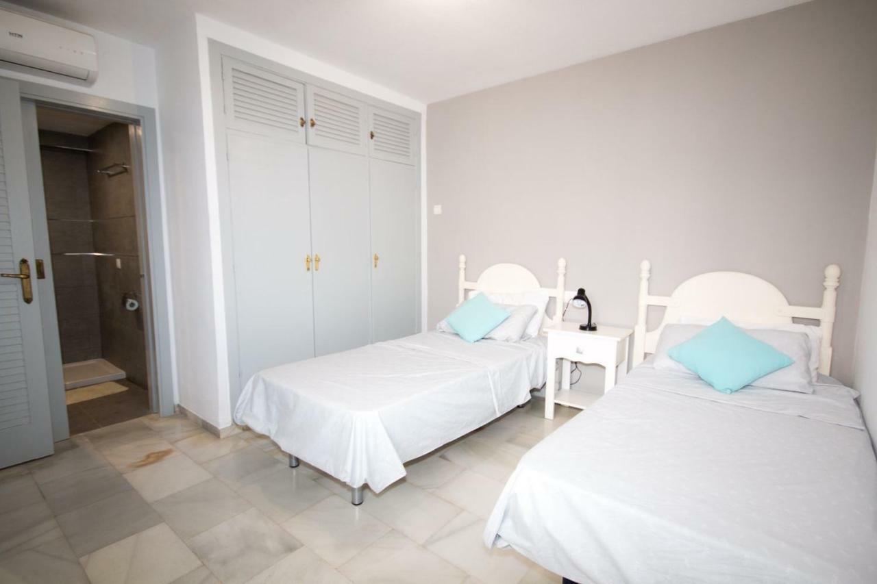 Puerto De La Duquesa Beach Apartment Castillo de Sabinillas ภายนอก รูปภาพ