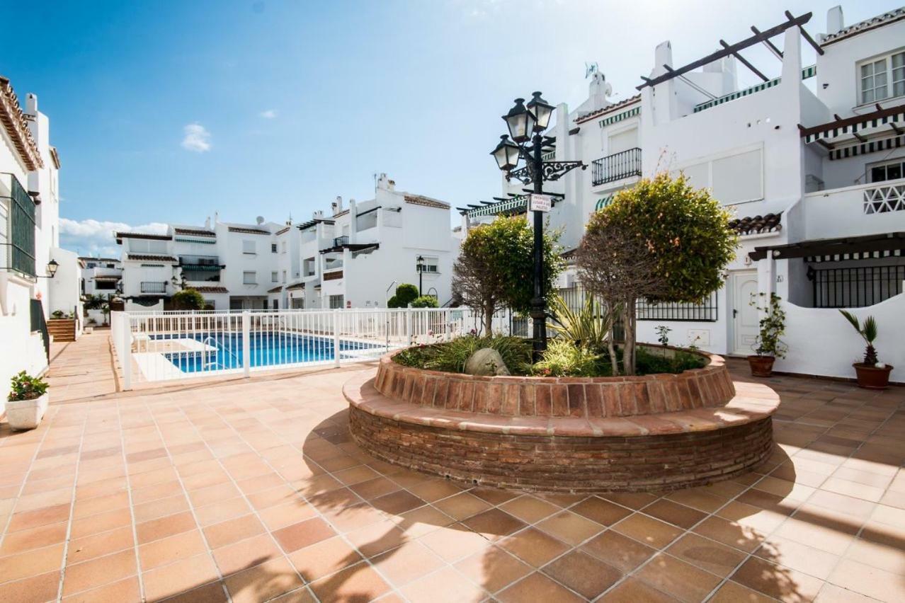 Puerto De La Duquesa Beach Apartment Castillo de Sabinillas ภายนอก รูปภาพ