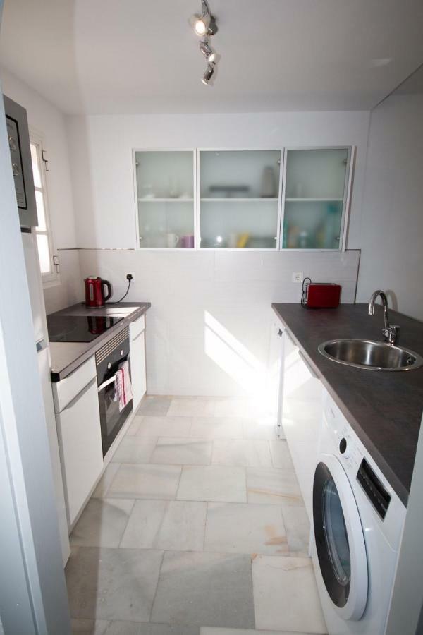 Puerto De La Duquesa Beach Apartment Castillo de Sabinillas ภายนอก รูปภาพ
