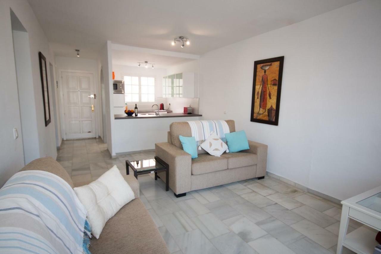 Puerto De La Duquesa Beach Apartment Castillo de Sabinillas ภายนอก รูปภาพ